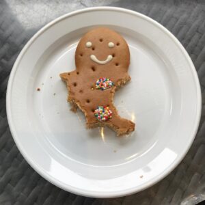 Tay Ping Hui Instagram - What do y’all think I am gonna do to the gingerbread man? 
Yeah, i gonna make it slow and poetic. 😈😈😈
Sorry dude, too bad you ran into a gingerbread killer. You tasted yummy.

我会怎样对待这姜饼先生？
慢慢滴，一步一步滴,让它五马分尸，支离破碎😈😈😈
你生前混得不错，可惜遇上我这姜饼杀手。安息吧！

#taypinghui #郑斌辉 #taypinghuieats #tgif #friday #gingerbread #weekend