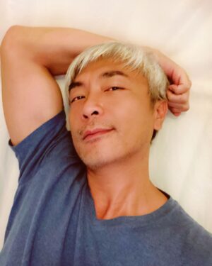 Tay Ping Hui Instagram - The rain is pouring like crazy.
So I stopped my incessant rushing, laid back and just listened to the beautiful sounds that the rain has brought upon us. Dunno about you, but it always relaxes my body and mind.

If it’s raining around you, try it because it will be gone once the rain moves on.
Enjoy the symphony...
.
现在正在下着倾盆大雨。
决定暂时放下手中一切，好好地享受这场雨带来的大自然之美妙音符。不知大家有没有同感，落雨之声，通常会令我心旷神怡。

如果诸位现身在有雨之处，试一试暂时放下一切，好好享受这短暂的时光，真的蛮写意的哦。

#taypinghui #郑斌辉 #taypinghuisayone #wednesday #humpday #rain #nature #music #rain #rainfay #staystrong