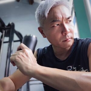 Tay Ping Hui Instagram - When you feel that you can no longer go on., slow down, take a breather...
Then push some more. 

当你觉得已经无法在继续下去时，发慢脚步，歇息片刻...
然后再往前冲次。

#taypinghui #郑斌辉 #taypinghuisayone #workout #nevergiveup #pushit