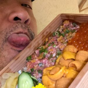 Tay Ping Hui Instagram - Food is a representation of our culture.
Food brings friends and family together.
Food evokes memories of our travels and let us remember the good times.

And today, when the food is done with pride and love, it makes me a happy man. As you can clearly see, my face of hunger only gets more and more intense with each shot🤤🤤🤤..
Yeah... nothing survived. Not even the last slice of pickled ginger trying to hide in the corner. 
Have a yummy weekend y’all!

美食是我们文化的代表。
美食能令家人朋友聚集一堂。
美食能让我们记起过去多个旅途中的美好回忆。

今天高尚美食当前。让我快乐如神仙。每一张照片，都能够看到我越来越饥渴贪婪的脸孔🤤🤤🤤。 最终，连在角落的最后一片姜片都被我赶尽杀绝。

祝各位兄弟姐妹们一个馋嘴的周末！

#taypinghui #郑斌辉 #tatsuyajapaneserestaurant #tatsuya #japanesefood #sushi #sashimi #satisfying #saturday #sgunited #staysafe