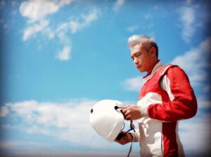 Tay Ping Hui Instagram - Everyone can drive fast on the straight. But to know the true skills of the driver, watch them on the corners, how they brake, how they turn into the apex, accelerate and exit the corner using the most effective racing line, while having to overtake or risk being overtaken. 
It’s the same with life, everything’s easy during good times. But if you want to know what a person is really made of, watch how they behave when things get difficult.

在直线上，任何人都可以猛踩油门, 极速冲刺。要知道一个车手是否真材实料，就得观察他在弯道时如何极速刹车，精准地通过弯道顶尖点再次加速，并以最有效率的赛车路线开离弯道，同时超越对手。
生活中也一样。一个人风光的时候，说什么做什么都容易。但要真正地看清一个人的素质与能耐，就得看他们在面临困难，事不顺心时的反应。
真金不怕火，我坚信这句话。

#taypinghui #taypinghuisayone #racecar #speed #actor #actorslife #truecolors