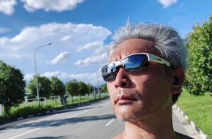 Tay Ping Hui Instagram - “It’s too hot!”
“So what!” “I am feeling lazy!”
“So what!” “I didn’t sleep enough last night!”
“So what!” “I promise I will do it tomorrow”
“So what?” .
How many of y’all go through this same conversation every time? I know I do. 
No more excuses, just get it done so that we can move on to better things ahead! 
Happy Friday y’all!
. “太热了”
“又怎样！” “好累”
“又怎样！” “昨晚没睡好”
“又怎样！” “明天，明天一定做”
“又怎样？” 是不是每一次都跟自己有这同样的对话？我肯定是。
什么都是借口，咬紧牙关，向前迈进。很快就可以海阔天空。各位加油！周五快乐！

#taypinghui #郑斌辉 #taypinghuisayone #friday #fridaymood #running #runningmotivation #noexcuses #sgunited #staysafe