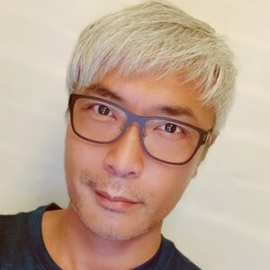 Tay Ping Hui Instagram - So what if you are geeky and love to read or explore topics that are not supposedly cool and fashionable? 
Just be who you are, because there will always be people who think they know better trying to tell you otherwise.

If you live your life trying to make those people happy so that you can fit in, you will only be miserable in the end.

就算你是个只对看书知识有兴趣的书呆子又如何？就算你对所谓的时尚一无所知又如何？

身边永远会有人告诉你他们认为你应有的生活方式，你应该如何如何做人。

如果你的一生是为了取悦别人而活，那你必定不快乐。
当回自己，还是最开心扎实的明智选择。

#taypinghui #郑斌辉 #taypinghuisayone #beyourself #geek #nerd #iamnotfashionablesowhat #substance
#monday #mondaymotivation