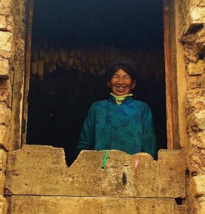 Tay Ping Hui Instagram - #throwback to trekking in the high mountains and staying in remote villages only accessible by a zip line across treacherous roaring rapids. 
Some like to take pictures of sceneries but for me, it’s very much about the people…

回顾旅途，徒步云间山岭，居住难以到达的遥远村庄，回忆无限。
有些人喜欢拍摄地点景色，我较喜欢捕捉当地人的风采。
多多指教。

#taypinghui #郑斌辉 #travel #travelphotography #china ，#throwbackthursday