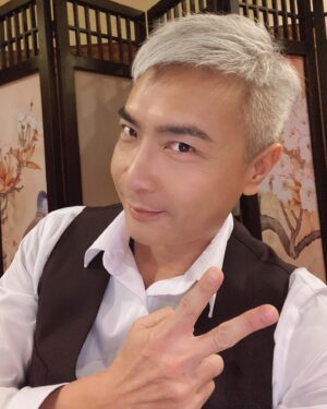 Tay Ping Hui Instagram - How the new week’s gonna go depends on how you start it.
I think I will face this coming week with the second picture. Much better lah😉

接下来这个星期的好坏，将基于我们以怎样的心态面对。
我选择第二张。好多了。😉

#taypinghui #郑斌辉 #taypinghuisayone #mondaymotivation #monday #smile