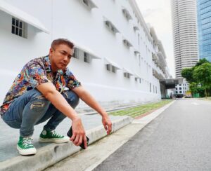 Tay Ping Hui Instagram - Yup... I can totally do the “Asian Squat” and for a prolonged period of time too. 
Now all I need is a packet of Kopi O kosong and I will be a happy man. 
I don’t need Glam, gimme Real anytime.
3 more days to 2021! Are you getting excited already?

这种蹲法，不是每个人都可以的哦。我不只可以，还可以长时间这样蹲着哦。
现在如有一包热腾腾的咖啡乌在手,那就完美了。
与其完美包装，我宁愿真实。
离2021年就只有三天，兴奋不？

#taypinghui #taypinghuisayone #郑斌辉  #asiansquat #tuesday #ghosted #actor #actorlife