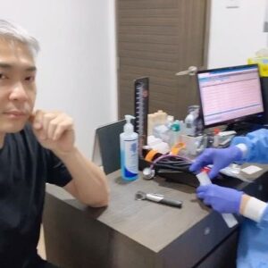 Tay Ping Hui Instagram - Travelling overseas for work, so I had to take the dreaded swab test.

TBH, it really not that painful, more like an uncomfortable feeling as the swab goes REALLY deep into the recesses of your nasal cavity, to a spot right between your eyes. And rest assured, your tears will flow uncontrollably.
For those who fear it, don’t. Cos it’s just another interesting experience to add to our list of “been there done that” 😉

因必须出国工作，而得经历让很多人闻风丧胆的新冠拭子测试。
坦白说，还真的不痛。只是当拭子深入鼻腔深处时，会有一股非常不舒服的感觉。当然，到时也肯定会情不自禁地猛飙泪。
如果面临测试，别害怕。就把它当成是人生另一个有趣的经历呗。

#taypinghui #郑斌辉 #covid #swab #deep #monday