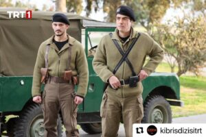 Tayanç Ayaydın Instagram - #Repost @kibrisdizisitrt 
・・・
Yapımını TMC Film’in, yapımcılığını Erol Avcı’nın üstlendiği, başrollerinde Ahmet Kural, Serkan Çayoğlu, Pelin Karahan, Tayanç Ayaydın, Gülper Özdemir ve Devrim Saltoğlu’nun yer aldığı iddialı yapım “Bir Zamanlar Kıbrıs” TRT1 ekranlarından izleyiciyle buluşmaya hazırlanıyor. Dizide, Kıbrıs Rumlarının EOKA isimli örgütünün lideri Nikos Samson’ı başarılı oyuncu Tayanç Ayaydın canlandırıyor.

“ROLÜ KABUL ETMEK İLE İLGİLİ ÇOK TEREDDÜT YAŞADIM!”
Bir Zamanlar Kıbrıs, tarihi gerçekler çerçevesinde, Kıbrıs Türklerinin varoluş mücadelesini 1963 yılı itibarı ile ekrana taşıyacak.

Kıbrıs Türklerinin gördüğü büyük zulmün sorumlularından olan Samson’a hayat veren Tayanç Ayaydın rolünü kabul etme sürecini ilk kez anlattı;“Dönemin Rum kesiminin Cumhurbaşkanlığı’na kadar çıkacak olan, Makaryos'u bile deviren bir Yunan Rum komutanı Nikos Samson. Herkesin bildiği üzere tarihte var olmuş, savaş suçlusu olarak bile yargılanmamış, hakikaten çok karanlık bir tarafta var olmuş biri. Başta bu rolü kabul etmek ile ilgili çok tereddüt yaşadım ama en sonunda oynama kararı aldım. Sonuçta zaten birinin canlandırması gerekiyordu, bu hikayenin anlatılması adına. Benim için büyük bir sorumluluk, hayatımda ilk defa empati kurmamın çok çok zor olduğu bir karaktere hayat vereceğim. Süreçte ben de bu sorumluluğun altından nasıl kalkacağımı merak ediyorum.”dedi.

Yitirilen hayatlar, paramparça olan aşklar ve varoluş mücadelesi…
#BirZamanlarKıbrıs yakında @trt1’de.
@tayancayaydin