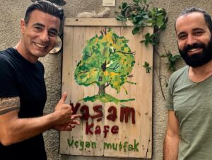 Tayanç Ayaydın Instagram - Bütün lezzetleri hayvanlara zarar vermeden edinmek ne kadar güzel:)) teşekkür ederim Yaşam Vegan Cafe..