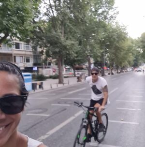 Tayanç Ayaydın Instagram - Hayatımın aşkıyla bisiklet turu🤩 ama karşıma set çıktıysa dayanamam🫠🤪😂 Cycling with the love of my life…but I can’t resist a set when I see it 🤩 #love #cinama #fun #cycling