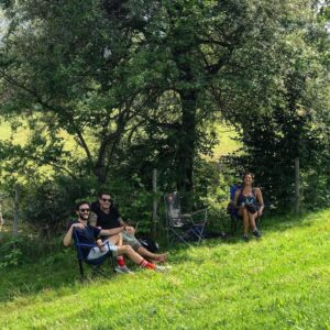 Tayanç Ayaydın Instagram - Her şey 4 sandalye ile başladı🥳
Everything started with 4 chairs :))
#lifeisgood #nature #happiness #newlife