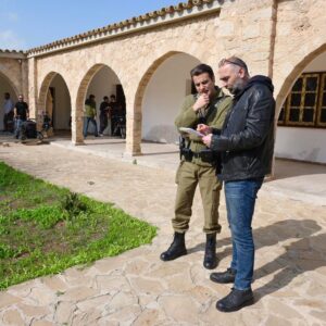 Tayanç Ayaydın Instagram - Sahne öncesi hocam @_hakan_inan_ la son kararlar :) #birzamanlarkıbrıs foto by @onat_arpat_videography @onat_arpat_cinematography 

Last decisions before the scene with my director @_hakan_inan_  foto by @onat_arpat_videography @onat_arpat_cinematography