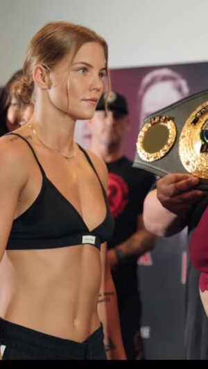 Taylah Robertson Instagram - Ready for a war. It's what I've prepared for ⚔️🇦🇺 vs 🇲🇽
Tomororw night free on ch7plus