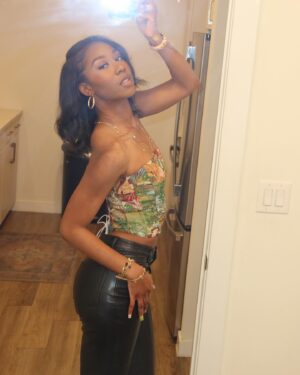 Taylor Ayanna Crawford Instagram - Looking at the mirror like “dang I dont brag enough” !!!