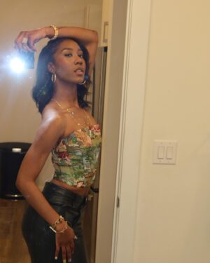 Taylor Ayanna Crawford Instagram - Looking at the mirror like “dang I dont brag enough” !!!
