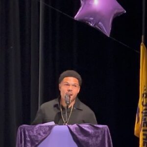 Taylor Bennett Instagram - ❤️ Honored to be The Guest Speaker of Skinner Schools 8th Grade Graduating class of 2024, A Huge moment for Me. Congratulations Skinner Super Stars & to all other Graduates I’m Wishing you the Best🎓‼️ 

📸 Giving This speech brought back Great memories & I wanted to share a few SKINNER SUPER STARS STAND UP!! 

CC: Alex ❤️
#ReachforYourGoals