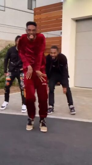 Taylor Bennett Instagram - 💥👟 @styleprozcrew @1kemo__ YALL SPAZZED‼️ #MakeAmericaJukeAgain
Song- “2 MUCH” FT @KingLouie & @Lala2Muchhh OUT NOW✨ #Chicago #Juke #Footwork