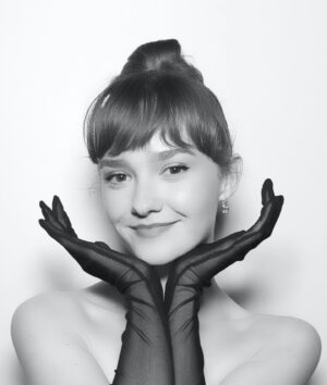 Taylor Richardson Instagram - It was an absolute honor to attend the 30th Annual SAG-AFTRA Awards this past weekend as a nominee for my first SAG Award alongside my brilliant Gilded Age castmates. I could not be prouder of you all or more lucky to call you my friends.

I got my SAG-AFTRA card when I was 13 years old. To be in a room filled with actors who have been my friends, teachers and role models over the years was deeply humbling and a complete joy. It really was like stepping into a dream. 

Thank you to my grandmother (or Nannie, as I call her) for being my stunning date. I wouldn’t be here without you ❤️

THANK YOU @sagawards @sagaftra @hbo @streamonmax @gildedagehbo 

And thank you to my INCREDIBLE glam team for making me feel so beautiful and confident <333
Styling: @nausheenshah 
Makeup: @kirinstagram 
Hair: @ryanrichman 
Styling asst: @ec___styles