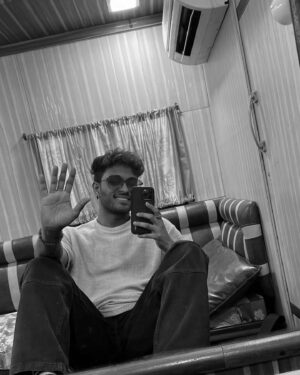 Teejay Instagram - Guess who’s back on set 🤓🎬 
Slide to the left to see more of me & the work 👀

#EscapeArtistMotionPictures #Sony #Cinema 
#shooting #resume #movie #fun #goofy #me #Behindthescenes #Workmode 
#onset #tamilcinema #teejayism 

How do you feel about your job?