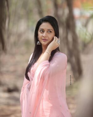 Tejashree Pradhan Instagram - 🌸🌸🌸

Thank you @saneshashank 📸 for letting me be in my favourite zone🌸

@manasi_rane_96 thank you for ur styling .. u know what fits me best (yeah it’s my favourite colour) 🌸

@abolithattemuaofficial thank you for making me look like Aboli🤪 by wonderful make up and hair style 🌸

@style_by_apurva u were being sooo supportive 🌸 and those jhumkasss 🫣 (my love for jhumkas is never ending)