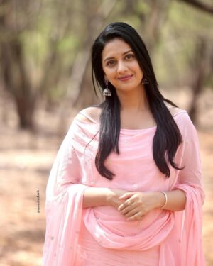 Tejashree Pradhan Instagram - 🌸🌸🌸

Thank you @saneshashank 📸 for letting me be in my favourite zone🌸

@manasi_rane_96 thank you for ur styling .. u know what fits me best (yeah it’s my favourite colour) 🌸

@abolithattemuaofficial thank you for making me look like Aboli🤪 by wonderful make up and hair style 🌸

@style_by_apurva u were being sooo supportive 🌸 and those jhumkasss 🫣 (my love for jhumkas is never ending)