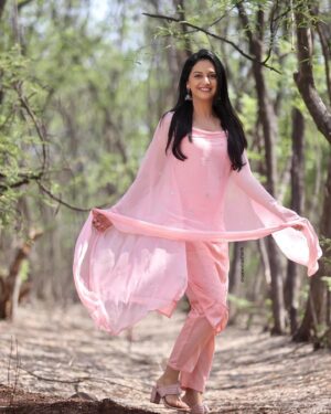 Tejashree Pradhan Instagram - 🌸🌸🌸

Thank you @saneshashank 📸 for letting me be in my favourite zone🌸

@manasi_rane_96 thank you for ur styling .. u know what fits me best (yeah it’s my favourite colour) 🌸

@abolithattemuaofficial thank you for making me look like Aboli🤪 by wonderful make up and hair style 🌸

@style_by_apurva u were being sooo supportive 🌸 and those jhumkasss 🫣 (my love for jhumkas is never ending)