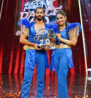 Tejaswini Gowda Instagram - Winning doesn’t always mean being first ., winning means you’re doing better than you’ve done before !! 

Hereby, I proudly say that yes we did it !! 
N yes “WE ARE WINNERS OF NETHONE DANCE 2.0” 

It was an incredible journey with lots of ups and down , fear in an out , coming back to the same show as a wild card with a upgraded version was not at all easy … every step with every composing was challenging for us because it was level up .. 

But yet as we say “THE ONLY WAY TO WIN IS NEVER GIVE UP “ 

So n so we did the same n when u believe , you achieve .

Thank u master @govind.kotap , @rishika_poddar n @swassthick_master for always being with us♥️♥️♥️♥️

Special mention @sujin_shetty_minus3 , @aniruddha_minus3 n @ach_prash bhai♥️♥️♥️

Last but not the least, thank you so much everyone for all the love n support 🥰♥️🥰

#AMARTEJU signing off!!!!!