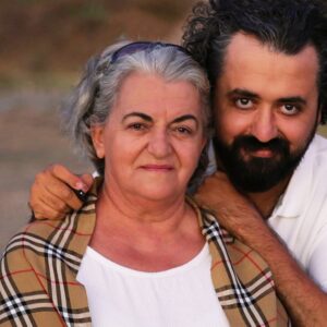 Temmuz Karikutal Instagram - Başta ilkokul öğretmenim olan annem olmak üzere, tüm öğretmenlerimizin gününü kutlarım. 🥰