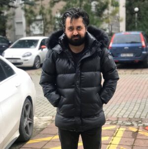 Temmuz Karikutal Instagram - Olmuyor be... Ne yaparsam yapayım, o saç öne düşüyor 😡🤪