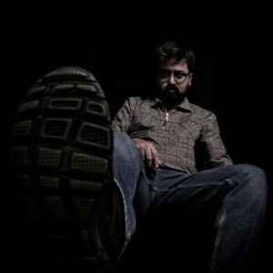 Temmuz Karikutal Instagram - Bedenin yükünü ayaklar taşır, ruhun yükünü yürekler. 🎭👀