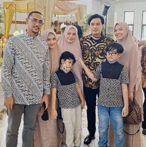 Temmy Rahadi Instagram - Family ❤️❤️❤️.
.
.
.
#family #familyfirst #familyportrait #vsco #familyphotography #like4like
#picoftheday