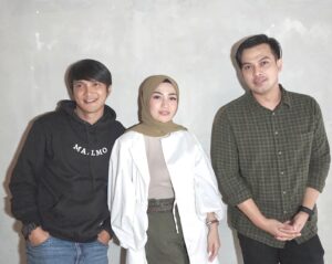 Temmy Rahadi Instagram - Di liat2 seperti ada yg beda dari photo ini?.
Kaya ada medan magnet yang bikin dua kutub jadi saling tarik menarik 😁.
Jadi bawaannya pengen nempel aja terus ✌️.
Lebih lengkapnya nanti siang ya gaes jam 12.30 wib di youtube channel saya.
Happy watching gaesss 😁😊.
.
.
.
📸: @ikramuhlis
.
.
#friends #oldfriends #reunion #like4like #picoftheday
