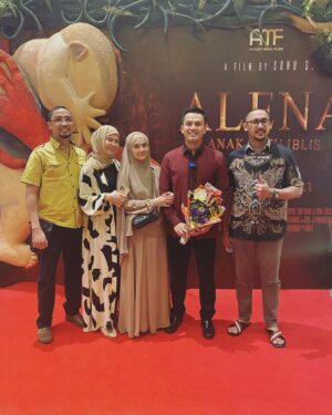 Temmy Rahadi Instagram - Keseruan Gala Premiere Film Alena Anak Ratu Iblis.

Terima kasih yaa yg udah dateng ❤️🙏.

Mulai 5 january 2023 Film Alena Anak Ratu Iblis ada di bioskop kesayangan kalian..

Nonton yaa 😊🎥❤️.