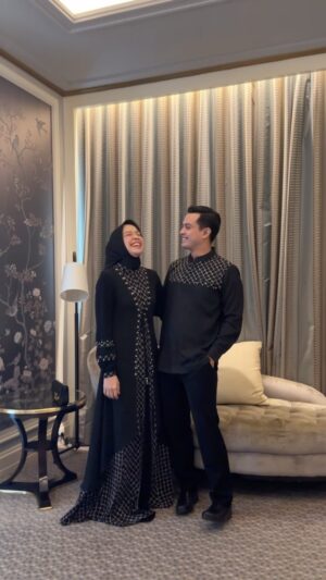 Temmy Rahadi Instagram - Versi BTS nya kerja bareng sama istri 😄
Mulai dari make up, blocking sama baju semuanya disiapin sama mamanya anak2.
Pokoknya aku padamu beb ❤️.

Ramadhan sebentar lagi nih, siapa yang udah mulai cari baju lebaran??
Yg lagi cari bisa samaan nih kaya aku dan istri, bisa pre-order di @madeira_id  ya