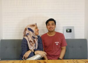 Temmy Rahadi Instagram - Kayanya ada yg ketagihan bikin vlog nii?.
Hmmnnn... hobby baru atau mungkin bawaan baby yaa? 
😘🥰❤️.
.
.
.
📸: @ikramuhlis 
👗: @madeira_id
.
.
#husbandandwife #love #couple #suamiistri #family #picoftheday #like4like #happy