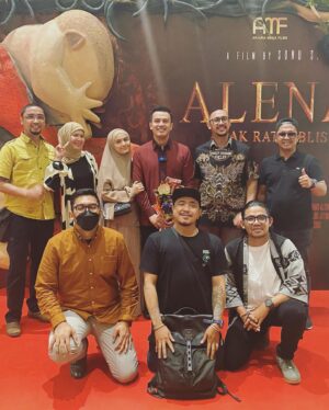 Temmy Rahadi Instagram - Keseruan Gala Premiere Film Alena Anak Ratu Iblis.

Terima kasih yaa yg udah dateng ❤️🙏.

Mulai 5 january 2023 Film Alena Anak Ratu Iblis ada di bioskop kesayangan kalian..

Nonton yaa 😊🎥❤️.