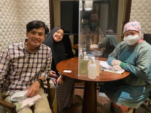 Temmy Rahadi Instagram - Slide 1: Baby girl nya bapak yg masih malu2 klo lg ditengokin, mirip banget sama bapaknya yaa 😁
Slide 2: @dr.cynthiasusanto.spog dari @bocahindonesia_ yg selalu ada buat saya dan istri dari mulai program sampai dengan kehamilan.
Slide 3: detak jantung baby girl bapak di minggu ke 21 😍❤️. 
.
.
. 
#berjuangbersama 
#21weekspregnant