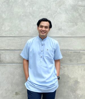 Temmy Rahadi Instagram - Senyum itu menular 😊.
.
. 
Setuju ngga??
.
.
📸: istri 😘
👕: @makhtab.id 
.
.
#smile #happy #senyum #like4like #picoftheday #bestoftheday