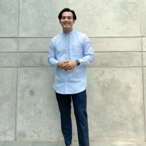 Temmy Rahadi Instagram - Hari ke 3 puasa.
.
Boleh dong kasih ide kira2 nanti buka puasa enaknya makan apa ya?? 😊😁🕺🏻.
.
.
Terima kasih baju kecenya @makhtab.id 
.
.

#smile #happy #like4like #picoftheday #bestoftheday #ramadhan2021