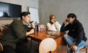 Temmy Rahadi Instagram - Kumpul bertiga setelah sekian lama ngga ketemu.
Sekalinya ketemu langsung nego soal tayang di channel siapa duluan 😁.
Tp kenapa disini tiba2 tangan kami bertiga jadi kompak gini ya 😊.
.
.
.
📸: @ikramuhlis 
.
#reunion #oldfriends #friends #friendship #nostalgia #like4like #picoftheday