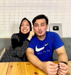 Temmy Rahadi Instagram - Shooting vlog perdana bareng istri  aja udah dijewer kan, kira2 knp hayo??? 
Enaknya tayangin hari apa yaa? 😘❤️
.
📸: @ikramuhlis 
.
.
.
#husbandandwife #love #family #couple
