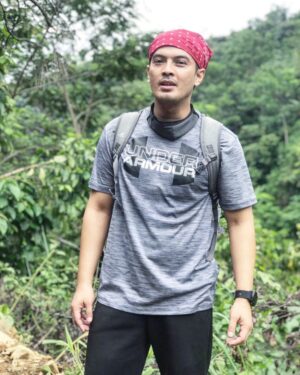 Temmy Rahadi Instagram - Kemarin nyoba main ke salah satu curug dikawasan sentul. 
Jalan setapak naik turun, nyusurin sungai dan finish disalah satu curug yg lg favorit banget dikalangan traveler.
Happy, seru dan yg pasti bersyukur bisa nyampe curug yg paling atas 😁.
Meskipun baru separo perjalanan lutut sudah terasa bergetar hebat ✌️🕺🏻.
.
.
.
📸: @febryrbef 
#like4like #picoftheday #bestoftheday #trekking #adventure