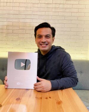Temmy Rahadi Instagram - Enaknya bikin content apa yaa buat ngerayainnya??? 😁😁😁.
Coba kasih idenya dong gaess..
Cc: @boystripboys @kangjalu @hey_denny @ikramuhlis .
.
.
.
📸: bebeb ❤️
#like4like #picoftheday #youtuber #boystripboysindonesia #silverplaybutton
