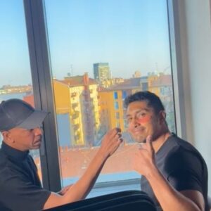 Tenoch Huerta Mejía Instagram - Cuidarte no te quita lo hombre.

#milan #boss #tenochhuerta #masculinidadpositiva #reel