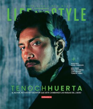 Tenoch Huerta Mejía Instagram - “Quiero decir algo sobre la inclusión. Vengo de un barrio y, gracias a la inclusión, estoy aquí”. Estas fueron las palabras con las que Tenoch Huerta (@tenochhuerta) hizo retumbar el Centro de Convenciones de San Diego en la pasada Comic-Con.

Mexicano hasta la médula, Tenoch es el actor, activista y escritor que está cambiando las reglas del juego. Nacido en el Estado de México, también es militante de Poder prieto, un movimiento social en nuestro país que busca fomentar la representación de las personas de piel morena en los medios. De ahí que también esté a punto de iniciar su faceta como escritor con su próximo libro Orgullo prieto. Pero eso no es todo, Huerta es también, el flamante nuevo fichaje de Marvel Studios, donde interpreta a Namor, un ficcional rey que será revisitado en Black Panther: Wakanda Forever, filme que se encargará de cerrar la Cuarta Fase del Universo Cinemático de Marvel.

Puedes leer la entrevista completa en nuestro sitio web o con el #linkinbio y buscar la revista impresa a partir del mes de septiembre.

 #ThinkLikeANewMan

Texto: @futboloblicuo.
Fotos: @rwwwyoung.
Dirección Creativa: @wndrfl_somethingwonderful.
Moda Y Producción: @fernandocarrillo y @marcbymarcs.
Asistente De Moda: @alexistame.
Maquillaje: @robbielikemargot.
Peinado: @juliettte_herrerias.
Editor general: @pmaguilarr.
RRSS: @alanpaez.am 

#TenochHuerta #Namor #poderprieto #prietxschingonxs #wakandaforever 👊🏼