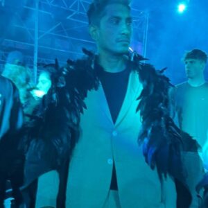 Tenoch Huerta Mejía Instagram - ....Y nuestros abuelos vestían hermosos plumajes.

FW Milan 2022 - 
Traje: @boss
Capa "Tezcatlipoca"
Origen: Paracho, Michoacán, México.
Grupo étnico: Pueblo purépecha.

Para Tenoch Huerta.
@hijosdelmaizoficial_mx
@xiu_blogger

Diseño, recolección de plumas y tejido:
Feliciana Hernández Bautista

Reinterpretación: @dianabuendia___

🪶♥️
Tezcatlipoca 

En el México prehispánico, las capas han sido un símbolo de poder, vestidas por los los tlatoanis mexicas, quienes según crónistas europeos, vestían y calzaban un lujo nunca antes visto.

Está prenda fue Inspirada en la antigua deidad mexica Tezcatlipoca, señor creador del cielo y de la tierra, cuyo nombre se traduce como “Espejo humeante”, pues es quién nos permite ver el reflejo de nuestro interior para enfrentarlo y salir victoriosos de nuestras propias batallas. 

Su elaboración toma la técnica de realizaban de los maestros del arte plumario (Amantécatl) y la técnica del telar de cintura con rapacejo de plumas de cuervo sobre hilos de algodón.

La recolección de éstas plumas se realiza durante la temporada de muda en Ahuiran, Michoacán, por lo que ningún ave es dañada durante la elaboración.

.....................................................
...And our grandparents wore beautiful plumage.

FW Milan 2022
Suit: @boss 
Cloak "Tezcatlipoca"
Source: Paracho, Michoacan, Mexico.
Ethnic group: Purépecha people.

For Tenoch Huerta.
@hijosdelmaizoficial_mx
@xiu_blogger

Design, feather collection and weaving:
Feliciana Hernandez Bautista

 ♥️
Tezcatlipoca

In pre-Hispanic Mexico, capes were seen as a symbol of power, worn by the Mexican tlatoanis, who according to European historians, dressed and wore luxuries never seen before.

This garment was inspired by Tezcatlipoca, the ancient Mexican deity known as the creator of heaven and earth. His name translates to "Smoking Mirror," because he allows us to reflect on our inner struggles and to face them and emerge victorious from our own battles.

Its development blends the technique of the masters of the feather art (Amantécatl) and the backstrap loom technique with fringe of raven feathers on cotton threads.

The collection of these feathers was done during the moultin