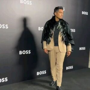 Tenoch Huerta Mejía Instagram - ....Y nuestros abuelos vestían hermosos plumajes.

FW Milan 2022 - 
Traje: @boss
Capa "Tezcatlipoca"
Origen: Paracho, Michoacán, México.
Grupo étnico: Pueblo purépecha.

Para Tenoch Huerta.
@hijosdelmaizoficial_mx
@xiu_blogger

Diseño, recolección de plumas y tejido:
Feliciana Hernández Bautista

Reinterpretación: @dianabuendia___

🪶♥️
Tezcatlipoca 

En el México prehispánico, las capas han sido un símbolo de poder, vestidas por los los tlatoanis mexicas, quienes según crónistas europeos, vestían y calzaban un lujo nunca antes visto.

Está prenda fue Inspirada en la antigua deidad mexica Tezcatlipoca, señor creador del cielo y de la tierra, cuyo nombre se traduce como “Espejo humeante”, pues es quién nos permite ver el reflejo de nuestro interior para enfrentarlo y salir victoriosos de nuestras propias batallas. 

Su elaboración toma la técnica de realizaban de los maestros del arte plumario (Amantécatl) y la técnica del telar de cintura con rapacejo de plumas de cuervo sobre hilos de algodón.

La recolección de éstas plumas se realiza durante la temporada de muda en Ahuiran, Michoacán, por lo que ningún ave es dañada durante la elaboración.

.....................................................
...And our grandparents wore beautiful plumage.

FW Milan 2022
Suit: @boss 
Cloak "Tezcatlipoca"
Source: Paracho, Michoacan, Mexico.
Ethnic group: Purépecha people.

For Tenoch Huerta.
@hijosdelmaizoficial_mx
@xiu_blogger

Design, feather collection and weaving:
Feliciana Hernandez Bautista

 ♥️
Tezcatlipoca

In pre-Hispanic Mexico, capes were seen as a symbol of power, worn by the Mexican tlatoanis, who according to European historians, dressed and wore luxuries never seen before.

This garment was inspired by Tezcatlipoca, the ancient Mexican deity known as the creator of heaven and earth. His name translates to "Smoking Mirror," because he allows us to reflect on our inner struggles and to face them and emerge victorious from our own battles.

Its development blends the technique of the masters of the feather art (Amantécatl) and the backstrap loom technique with fringe of raven feathers on cotton threads.

The collection of these feathers was done during the moultin