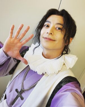 Teppei Koike Instagram - 舞台「魔界転生」
無事に最後まで完走する事ができました。

まずはこのご時世にご来場頂きありがとうございました。
そして、残念ながら来られなかった方々もいらっしゃると思いますが、お気持ちはしっかりと届いております。
ありがとうございます。

どこまで行けるかわからない日々を全力で駆け抜け、無事この日を迎えられたことを本当に嬉しく思います。

写真は、冒頭の天草四郎。
この姿での登場はあっという間に終わってしまいますが、僕はこの四郎も大好きなのです。

いつも天草四郎がお祈りするところから始まる魔界転生。
僕は毎公演、始まる前からお祈りをしていました。
天草四郎様をはじめ島原の民の皆様を思い、ご挨拶に行った時の景色や感じた事を思い出し本番に臨んでいました。

改めて座長の上川さん始め、この座組で公演できた事に感謝しています。
本当にありがとうございました！！

#魔界転生