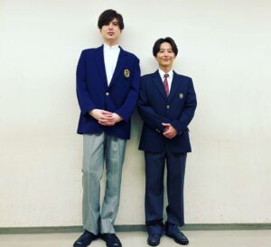 Teppei Koike Instagram - 先日、母校の堀越学園創立100周年のお祝いに呼んでいただきました。
卒業したのは20年前。
えっ、もう20年😂笑
時の流れを感じつつ、優が提案してくれた久々のノストラダムス再結成で、20年前の学園祭を再現してきました！
貴重で最高な時間でした✨

それにしても優は当時のまんま😂笑

#優の制服姿みて当時のフラッシュバック
#僕は制服探しても見つからず最新の制服お借りしました
#ノストラダムス