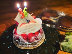Teppei Koike Instagram - 本日36歳になりました。
沢山の方々に祝ってもらえて、とんでもなく幸せな1日でした。

ロッキーの稽古場でもとんでもなく贅沢なハッピーバースデーを歌ってもらい、泣きそうになり、大好きで尊敬しまくりの茶にぃと一緒に写真撮ってもらいましたよ。
本当に沢山の人達に支えられて感謝の気持ちでいっぱいです。

皆さんもいつも支えてくれてありがとう✨

#誕生日
#ISSA
#ロッキーホラーショー
#感謝
#family 
#涙もろくなってる